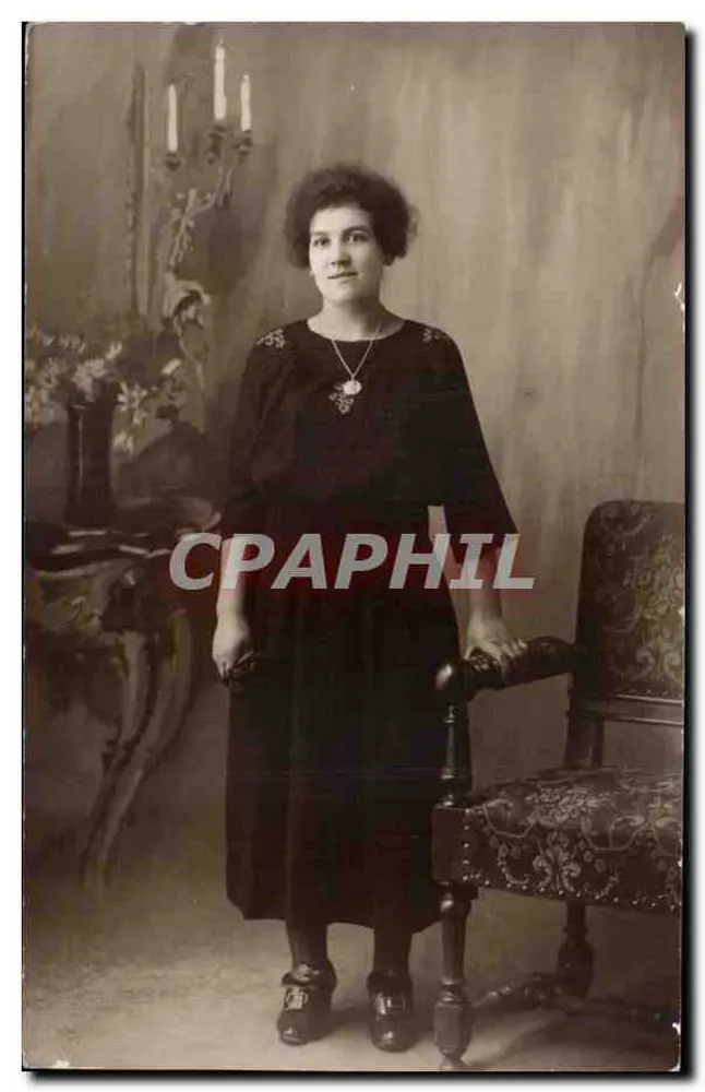 Jovem mulher — retrato de estúdio — editor desconhecido - Frente