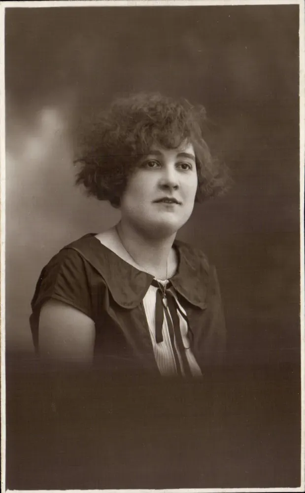 Retrato de uma mulher — época 1920 — Fotografia LECOMTE, André Dufour, Le Mans - Frente