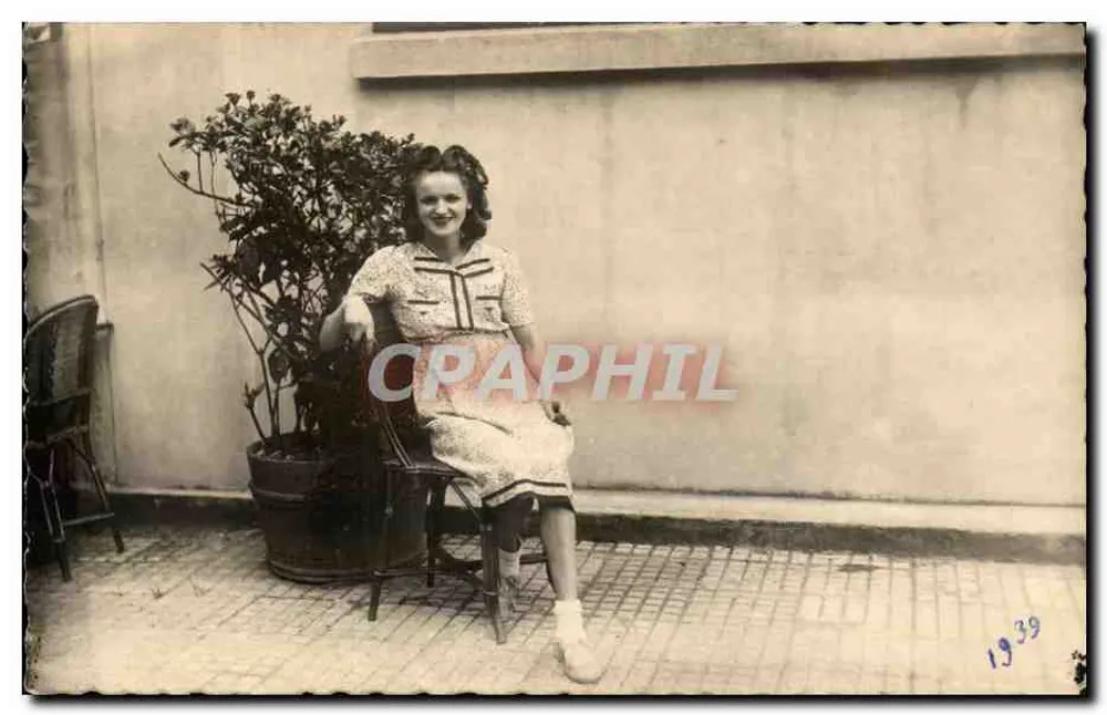 Joven mujer sonriente — en vestido de la época — tarjeta postal datada 1939 - Anverso