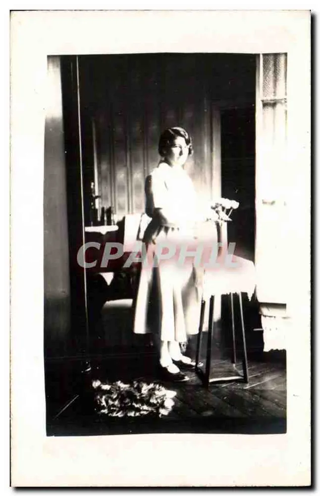 Mulher em vestido claro — interior — editor desconhecido - Frente