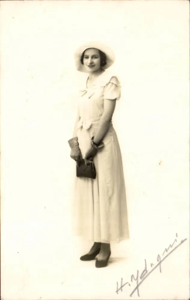Mulher em vestido branco e chapéu — estúdio — H. Nydugnui - Frente