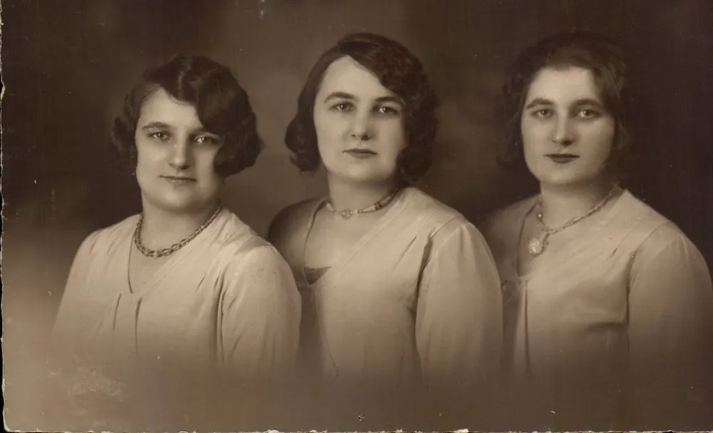 Três jovens mulheres — retrato de estúdio — Carta postal anônima - Frente