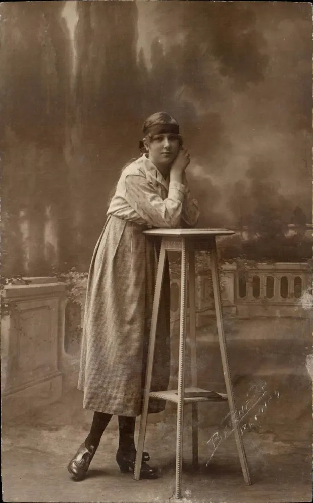 Jovem mulher com vestido de estampa — pose em um taburete — estúdio B. RENARD, Paris - Frente