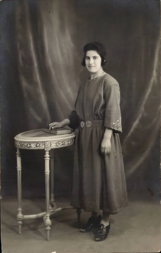 Jovem mulher — estúdio — Carta postal - Frente
