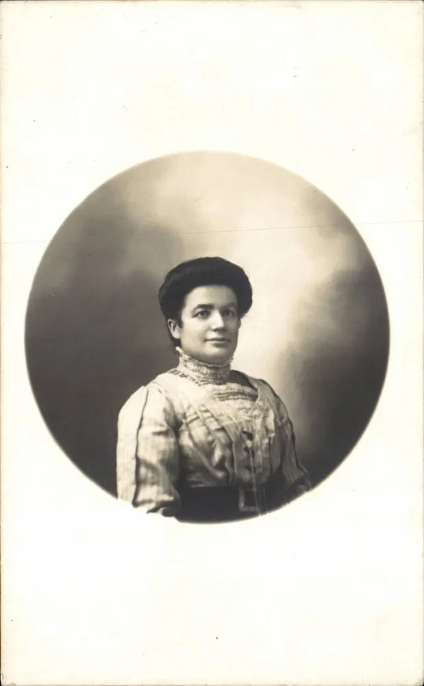 Retrato de uma mulher — editor Photo Mécanique, Rennes — n° LA 7 - Frente