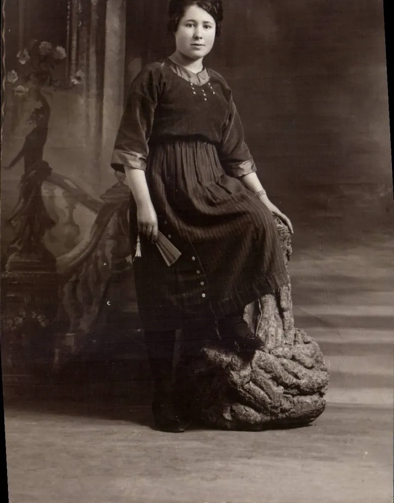 Junge Frau — Pose auf geschnitztem Sockel — G. Rirics, Fotograf - Bourgoin - Vorderseite
