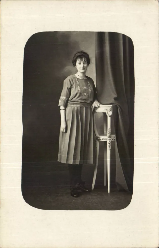Jovem mulher com vestido estampado — estúdio — Carte postale - Frente