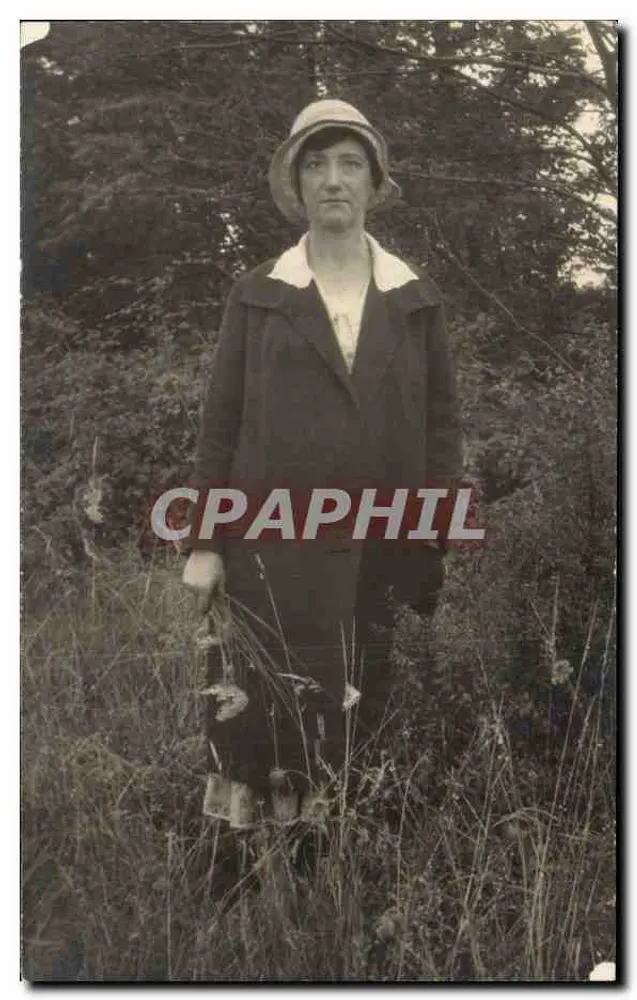 Mulher com chapéu — retrato ao ar livre — Carta postal - Frente