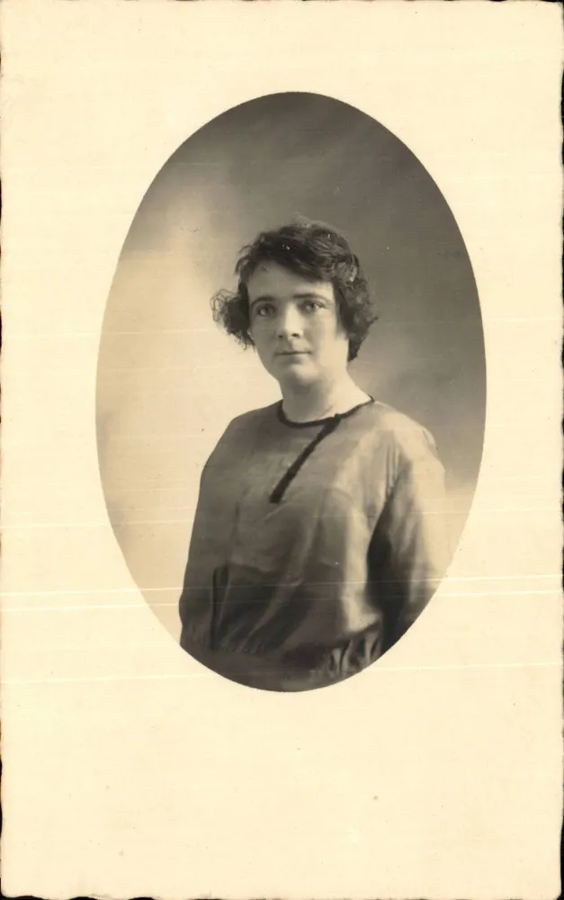 Retrato de uma mulher — editor não identificado — série não visível - Frente