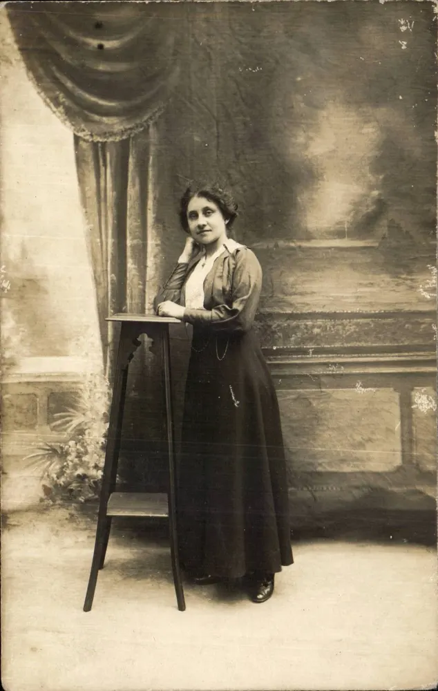 Jovem mulher em vestido longo — pose de estúdio — editor G. Gulliennic & Cie, Paris - Frente