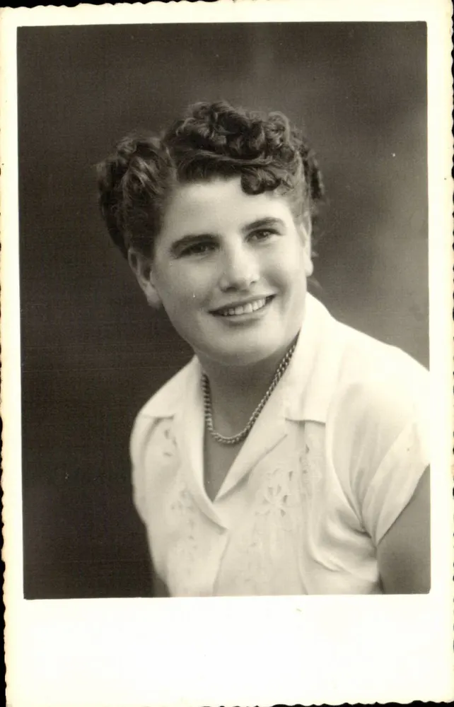 Porträt einer jungen Frau — Ära 1940-1950 — kein Verleger oder Seriennummer sichtbar - Vorderseite
