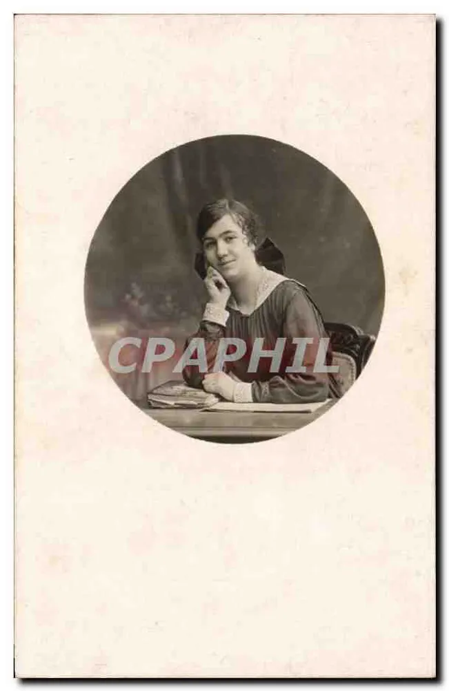 Jovem mulher no escritório — retrato circular — editor não identificado - Frente