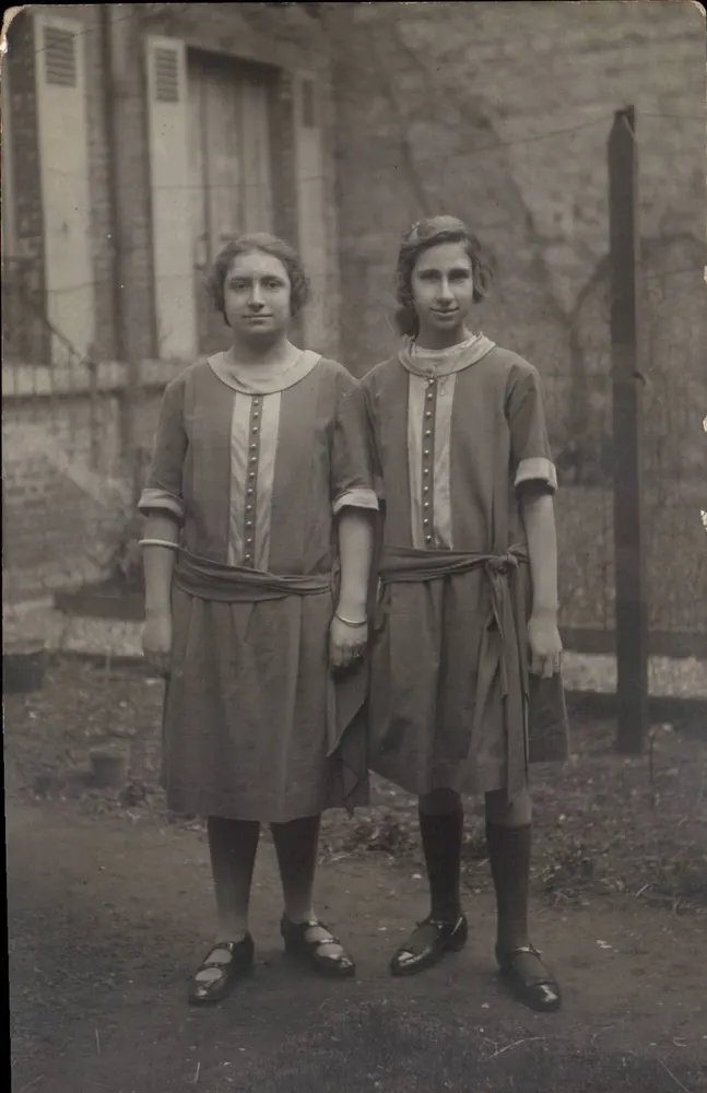 Zwei junge Mädchen — vor einem Ziegelmauer — April 1922 - Vorderseite
