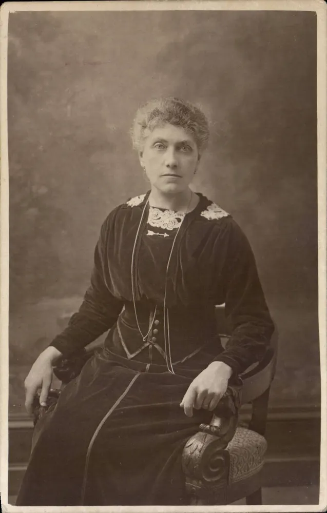Retrato de uma mulher — época 1920 — sem editor ou número visível - Frente
