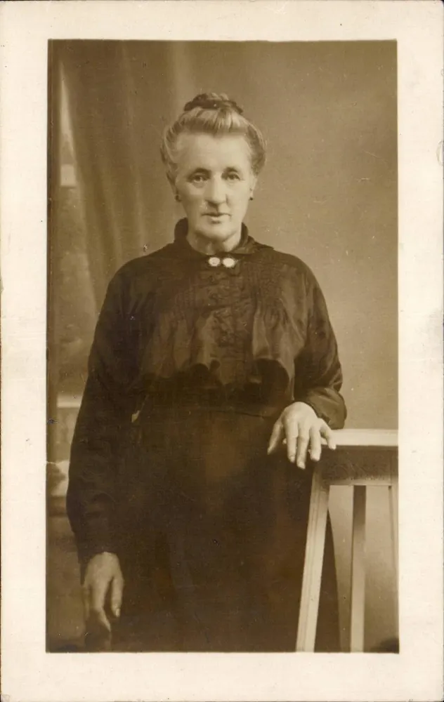 Retrato de uma mulher idosa — editor não identificado — número de série não visível - Frente