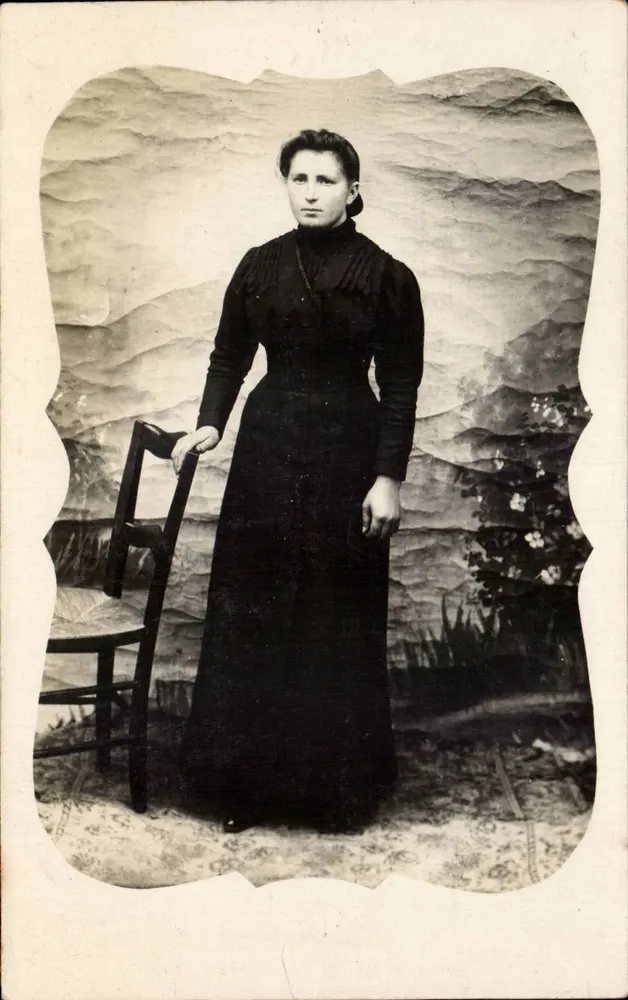 Frau in Schwarzem Kleid — Studio mit Landschaft — Postkarte CPAHIL - Vorderseite