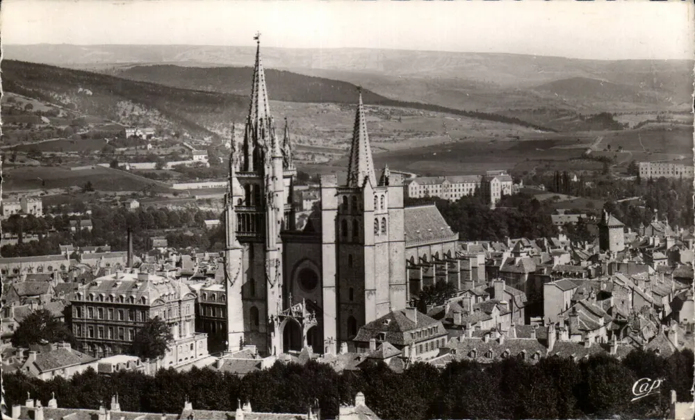 Mende - A Catedral — vista aérea — C.A.P. Paris - Frente