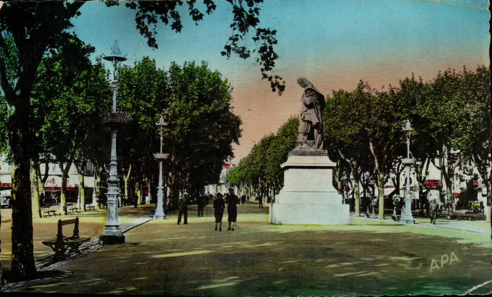 Praça Paul Riquet — estátua central — editor APA - Frente
