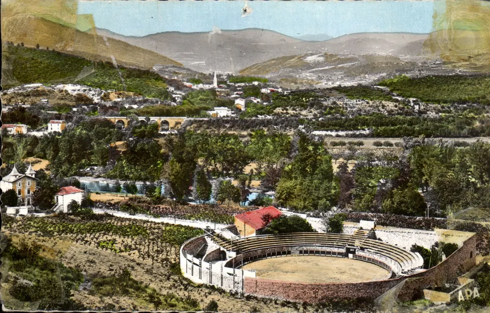 Lamalou-les-Bains — Panoramablick auf die Arenen — Verlag APA - Vorderseite