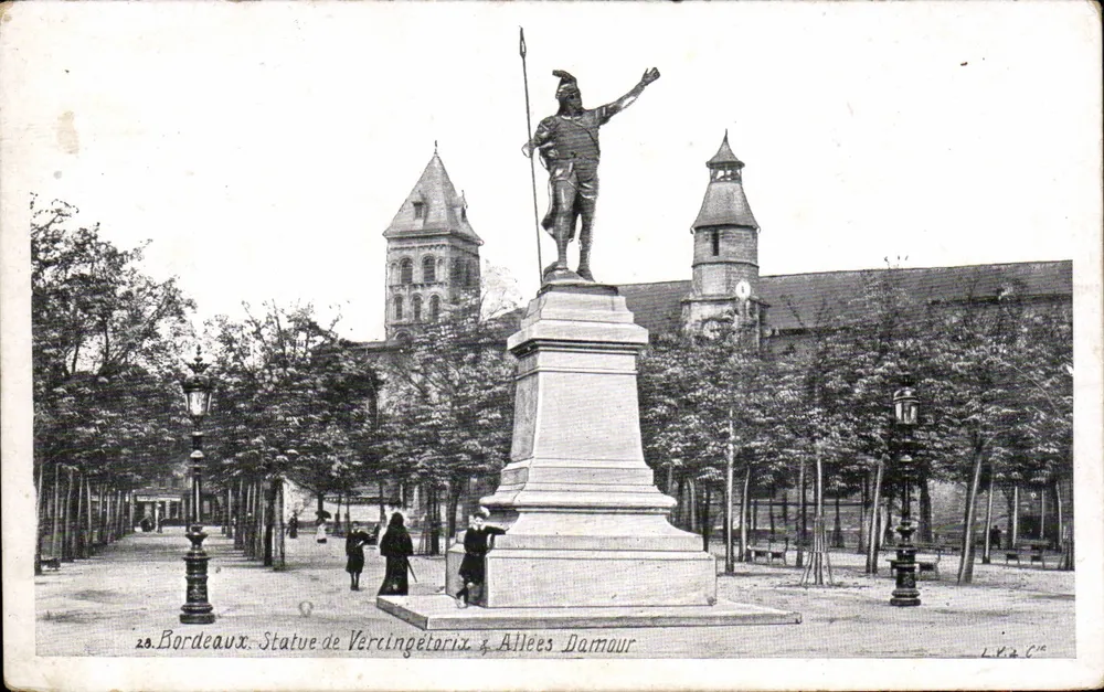 Bordeaux. Estátua de Vercingétorix & Avenues Damour — editor AQUA PHOTO PARIS, n° 23 - Frente