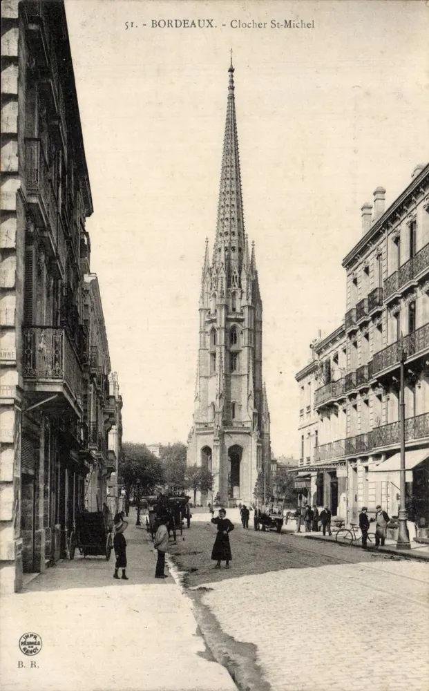 Bordeaux - Torre da Igreja de São Miguel — vista da rua com pedestres e veículos — B. R. (B. R. B. R. B. R.) - Frente