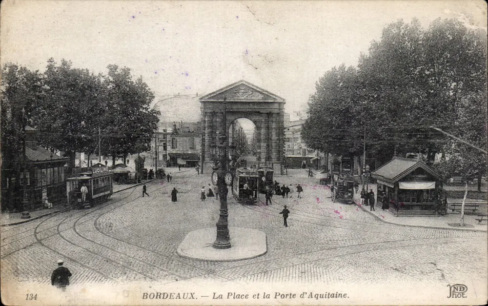 Bordeaux — La Place et la Porte d'Aquitaine — Luciline Phot. - Recto