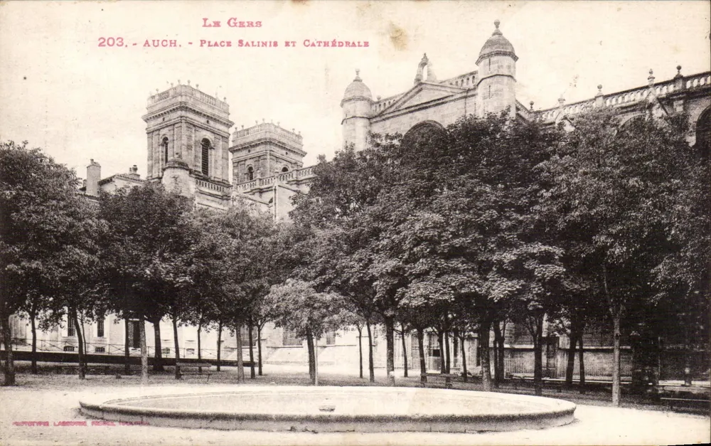 Auch - Place Salinis e Catedral — Le Gers, editor Labeur, n° 203 - Frente