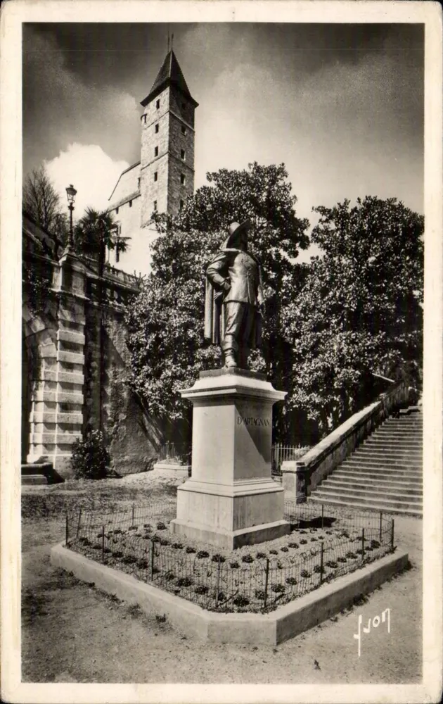 Auch (Gers) — Monument de Artagnan — Edições de Arte 'Yvon', Paris - Frente