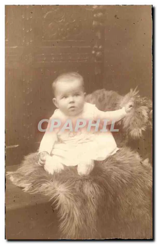 Baby auf einem Felltuch sitzend — Studiofotografie — unbekannter Verlag - Vorderseite