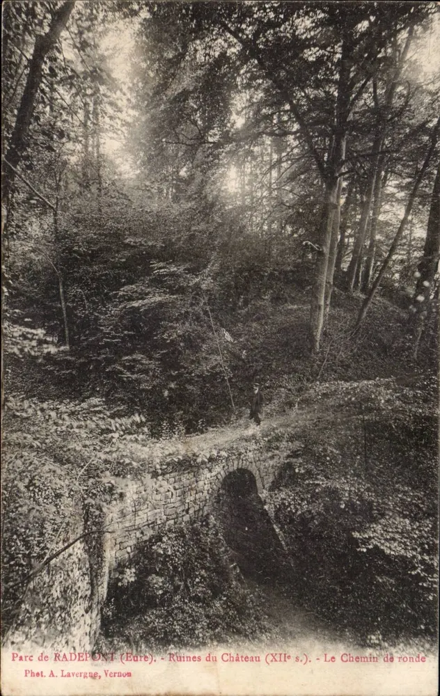 Park von Rade Brücke (Eure) — Ruinen des Schlosses (12. Jahrhundert) — Der Rundweg — Foto. A. Lavergne, Vernon - Vorderseite