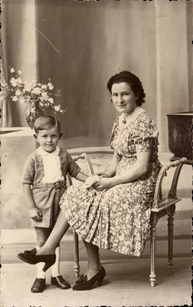 Frau und Kind — Fotostudio — Antike Ansichtskarte - Vorderseite