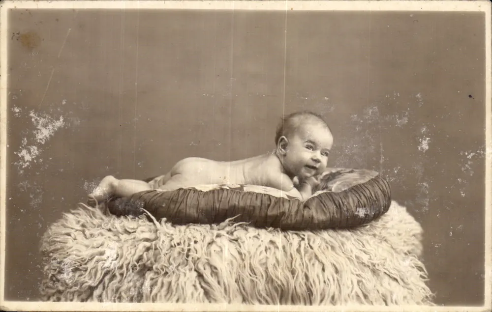 Bebê sorridente — foto de estúdio — Carte Postale - Frente