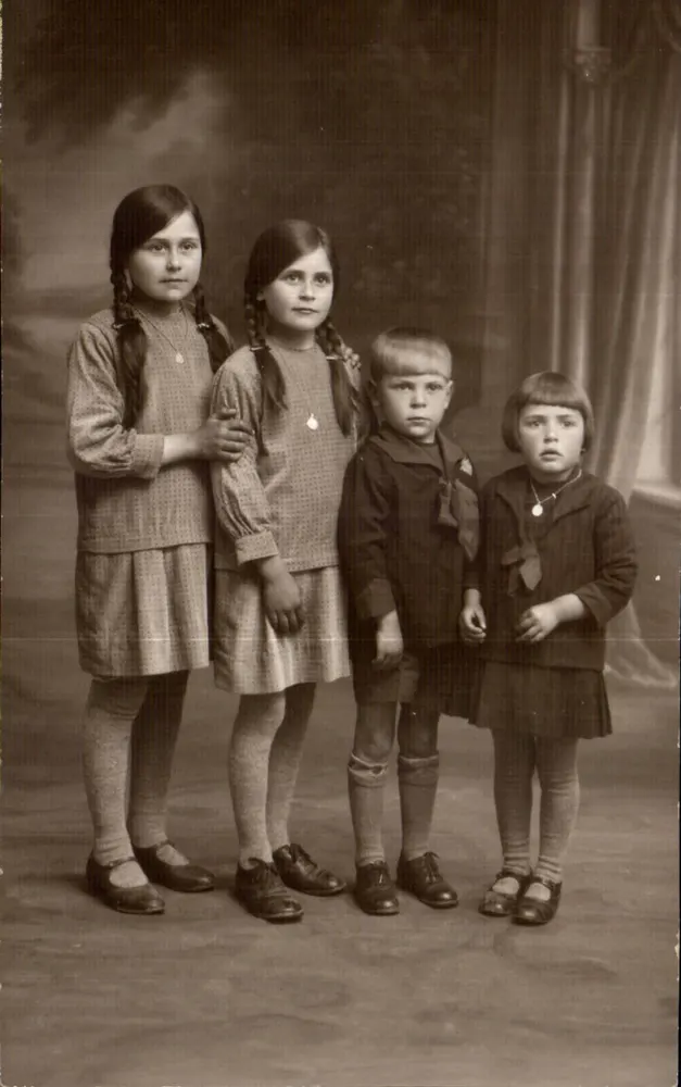 Quatro crianças — estúdio fotográfico — A. DELAUNAY, St-Brieuc - Frente