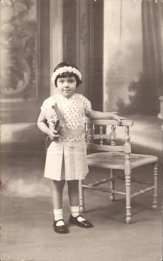 Kleine Mädchen in gestreifter Kleidung — Studio — Photo B. Diaz, Clichy - Vorderseite