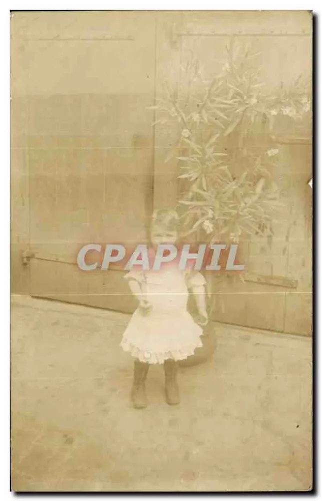 Menina pequena em vestido branco — diante de um vaso de flores — editor desconhecido - Frente