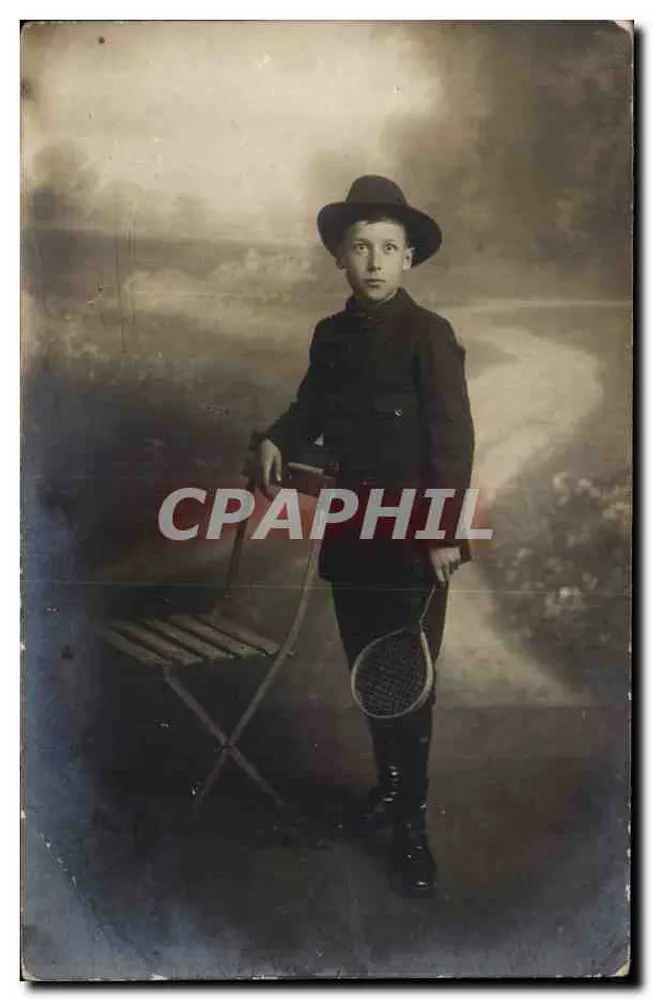 Junge in dunkler Kleidung und Hut — mit einem Tennisschläger — Photo Midget, Lyon - Vorderseite