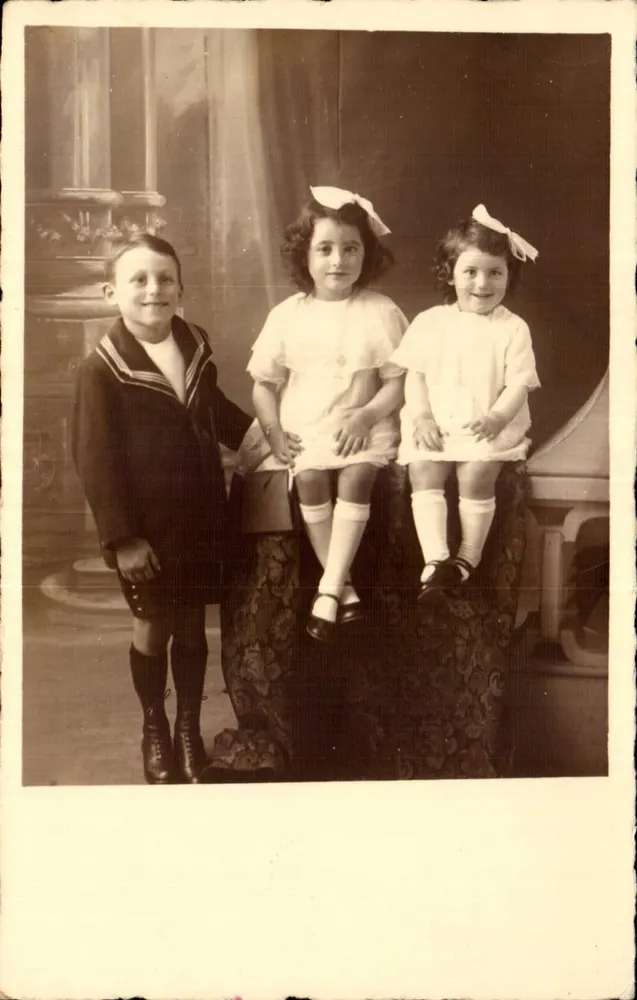 Crianças — estúdio fotográfico — Carte postale Bilhete postal antigo - Frente