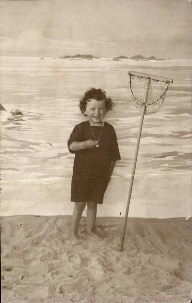 Criança na praia — com rede de pesca — Carte postale Bilhete postal antigo - Frente
