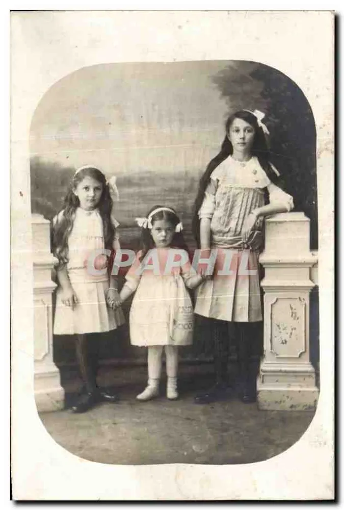 Tres jóvenes chicas — estudio fotográfico — P. Marie, Lavardens - Anverso