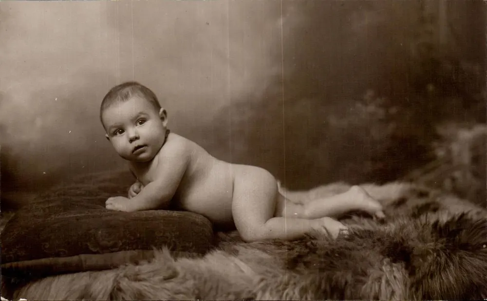 Nakend babyje op de rug — fotostudio — Ansichtkaart - Voorkant