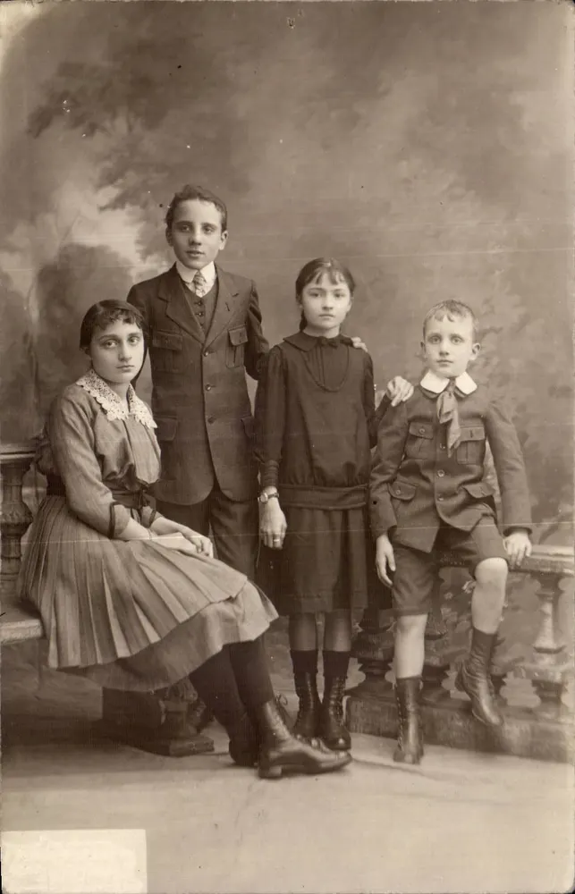 Família — Estúdio fotográfico — Carta postal anônima - Frente