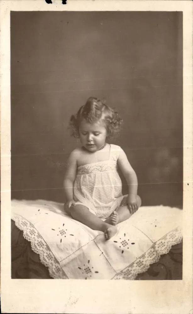 Menina pequena — foto de estúdio — Carte postale photographique - Frente