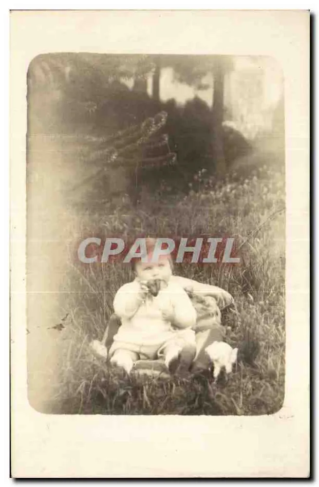 Bebê sentado na grama — cena de jardim — carta postal anônima - Frente