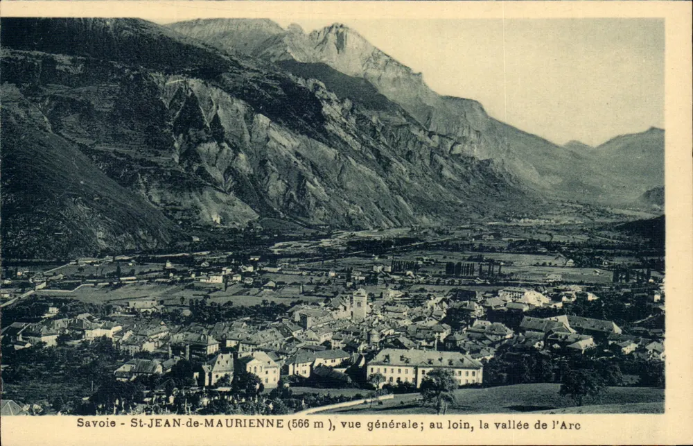 Savoie - St-Jean-de-Maurienne (566 m), allgemeiner Blick; in der Ferne, die Arc-Tal - Vorderseite