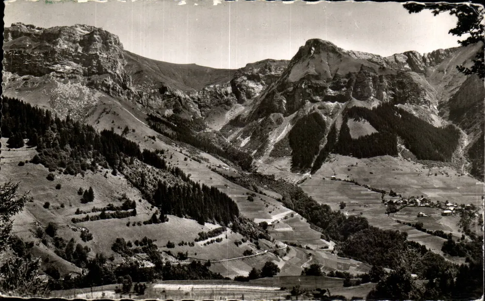 Umgebung von Annecy — Montmin. Allgemeiner Blick. Das Massiv der Tournette und die Grande Roche. - Vorderseite