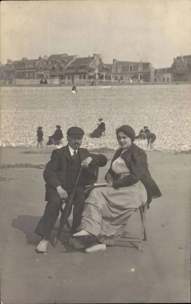 Ein Paar auf einem Kiesstrand — Aussicht von der Küste — unbekannter Verlag - Vorderseite