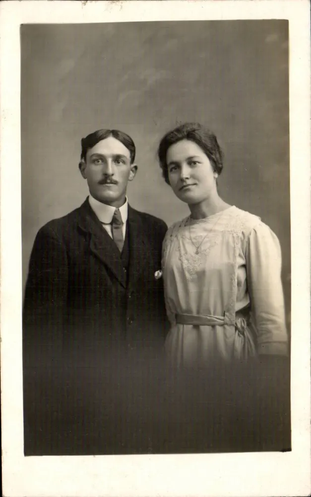 Porträt eines Paares — 1920 — Verleger STAND, Seriennummer nicht sichtbar - Vorderseite