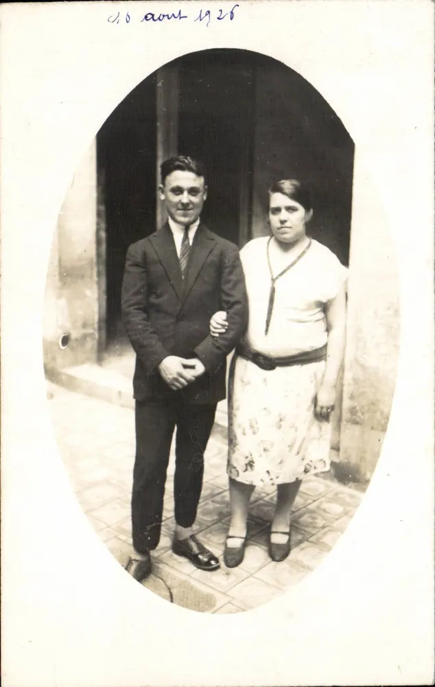 Zwei Personen vor einem Tor — 1926 — Ansichtskarte - Vorderseite