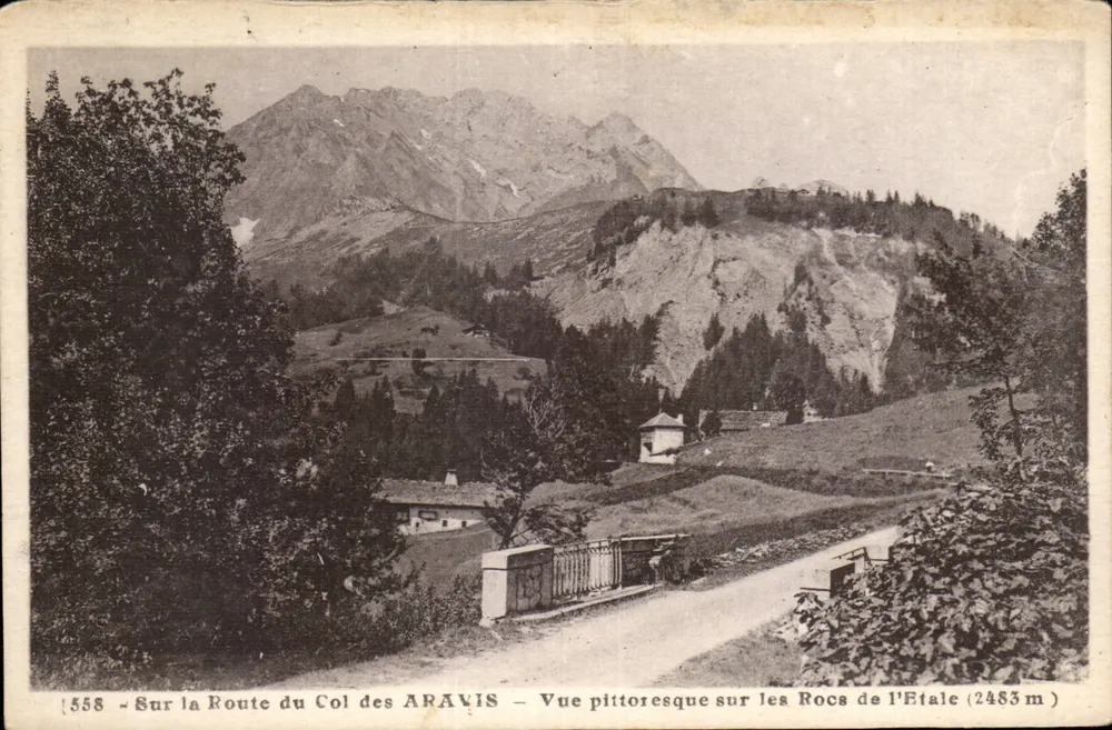 Auf der Straße zum Col des ARAVIS — Landschaftsansicht der Roccs de l'Étale (2483 m) - Vorderseite