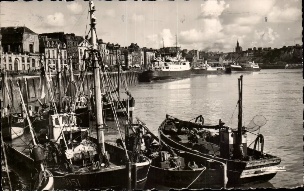 Dieppe — Die Kai der Seebahnhalle und das « Brighton » — Edition La Cigogne - Vorderseite